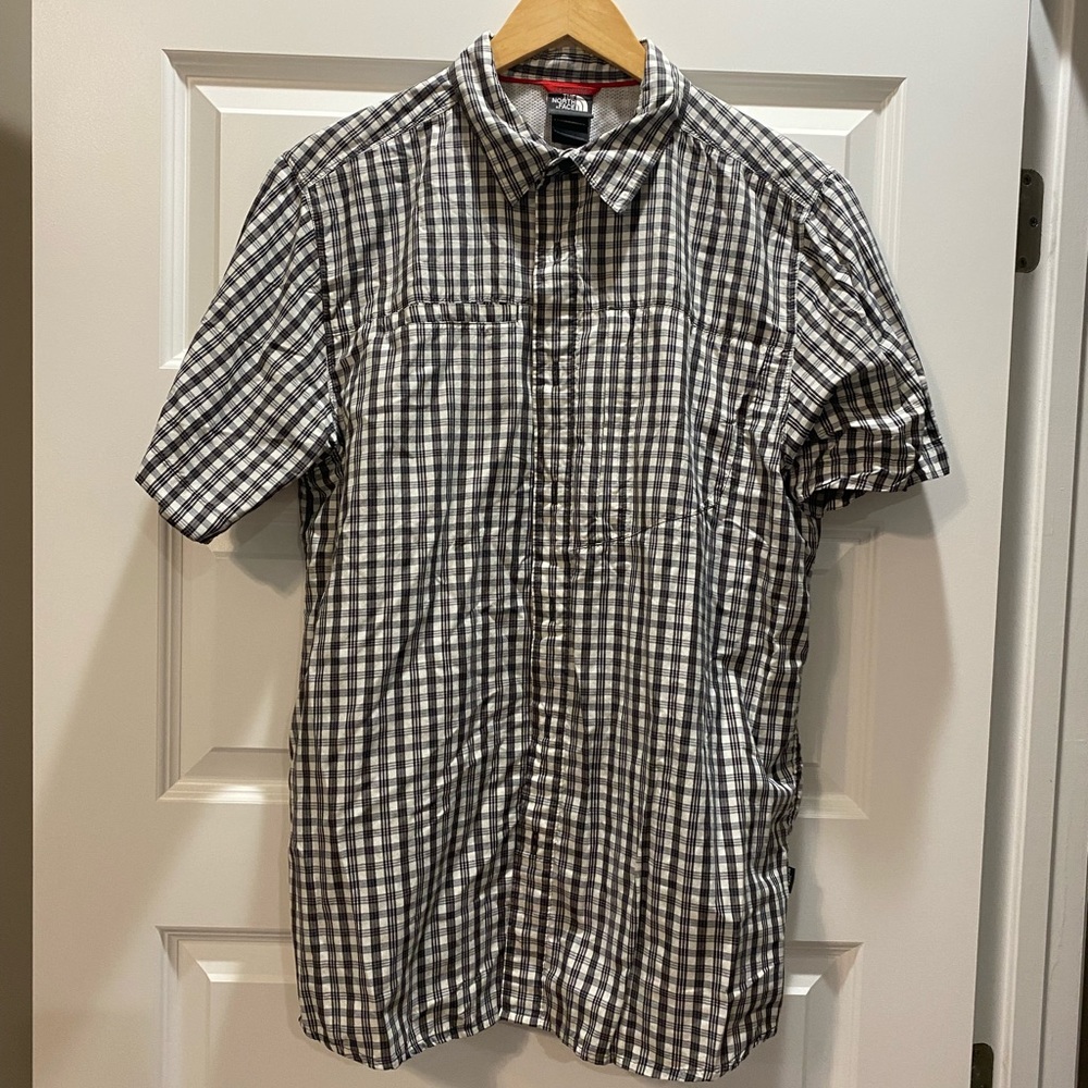 Men’s Northface shirt- in great condition